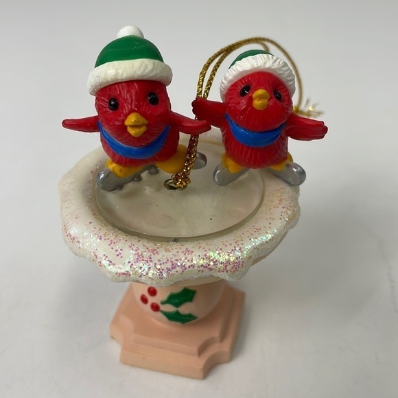 ORNAMENT “Two cardinals on a bird bath” - Picture 1 of 5